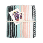 Plaid mexicain Falsa artisanal rose pale et vert turquoise avec nuances de blanc et noir, modèle Chuchotements du Jardin, vue de haut, disponible chez Las Santas