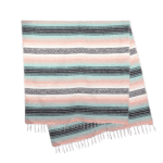 Plaid mexicain Falsa artisanal rose pale et vert turquoise avec nuances de blanc et noir, modèle Chuchotements du Jardin, vue entier, disponible chez Las Santas