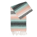 Plaid mexicain Falsa artisanal rose pale et vert turquoise avec nuances de blanc et noir, modèle Chuchotements du Jardin, vue de face, disponible chez Las Santas