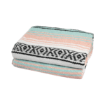 Plaid mexicain Falsa artisanal rose pale et vert turquoise avec nuances de blanc et noir, modèle Chuchotements du Jardin, vue de trois quart, disponible chez Las Santas