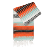 Plaid mexicain Falsa artisanal orange vif et vert pastel avec nuances de blanc et noir, modèle Cocktail de fruits, vue de face, disponible chez Las Santas