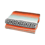 Plaid mexicain Falsa artisanal orange vif et vert pastel avec nuances de blanc et noir, modèle Cocktail de fruits, vue de trois quart, disponible chez Las Santas