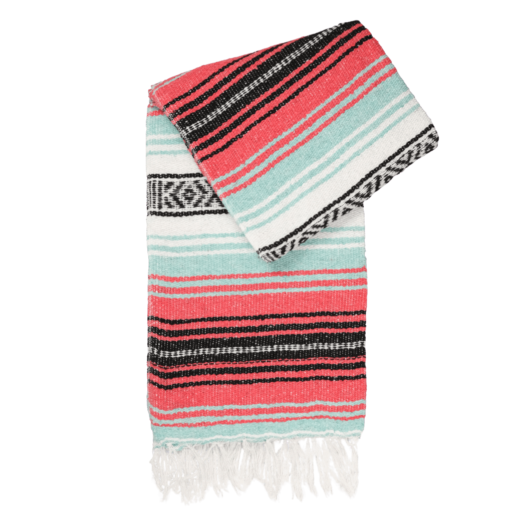 Plaid mexicain Falsa artisanal rose vif avec du vert pastel et des nuances de blanc et noir, modèle Corail Oceanique, vue de face, disponible chez Las Santas