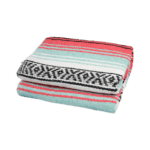 Plaid mexicain Falsa artisanal rose vif et vert pastel avec nuances de blanc et noir, modèle Corail Oceanique, vue de trois quart, disponible chez Las Santas