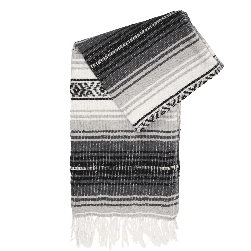 Plaid mexicain Falsa artisanal gris avec nuances de blanc et noir, modèle Ombre Discrète, vue de face, disponible chez Las Santas